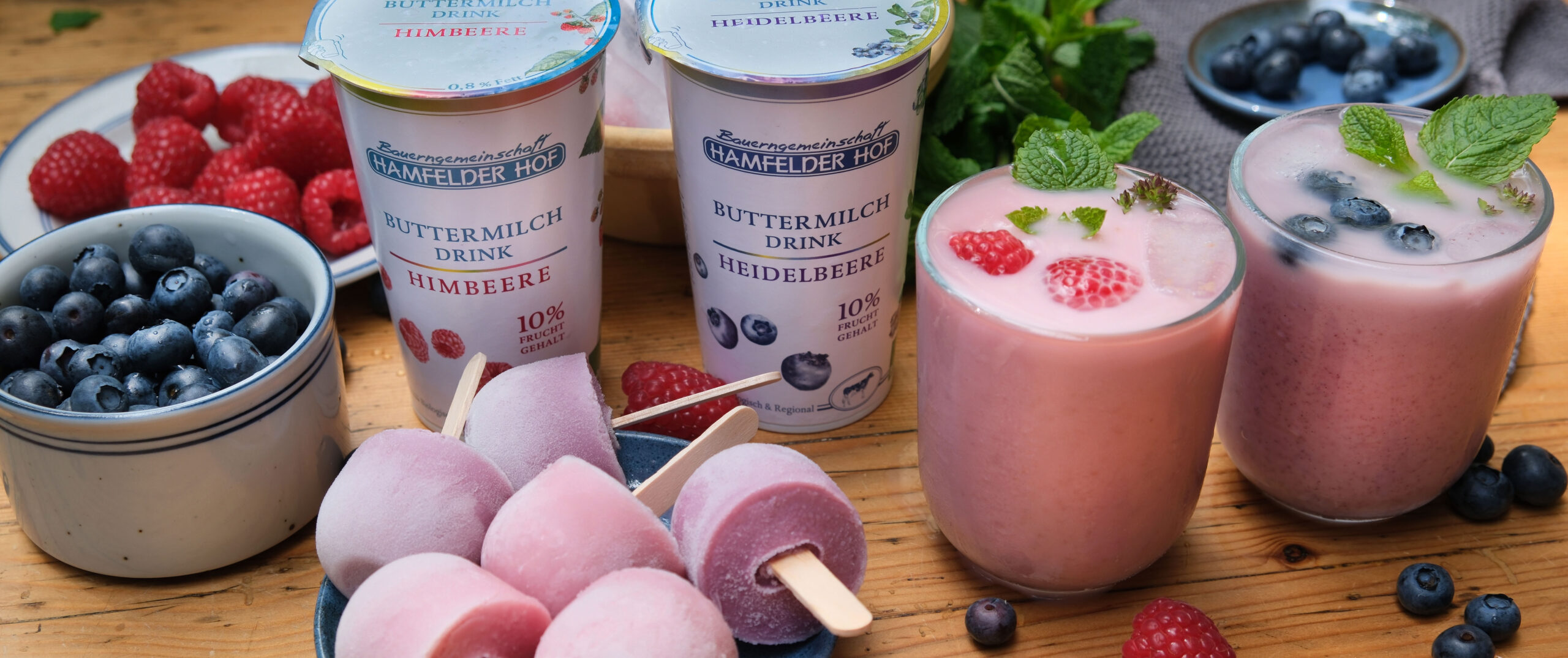 Buttermilchdrinks Himbeere und Heidelbeere